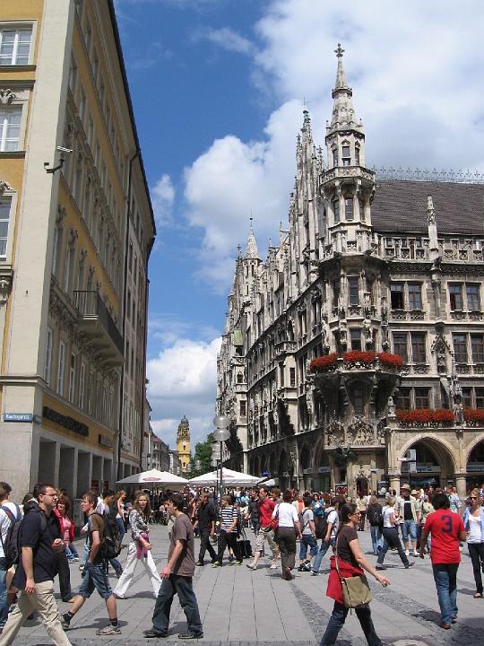 Muenchen 021.jpg - Bereits knapp zwanzig Jahre später, im Jahre 1175, wurde München der Stadtstatus gewährt und die erste Befestigungsanlage errichtet. Als Heinrich 1180 vom Kaiser geächtet wurde, fiel Bayern an die Wittelsbacher und München an den Bischof von Freising.